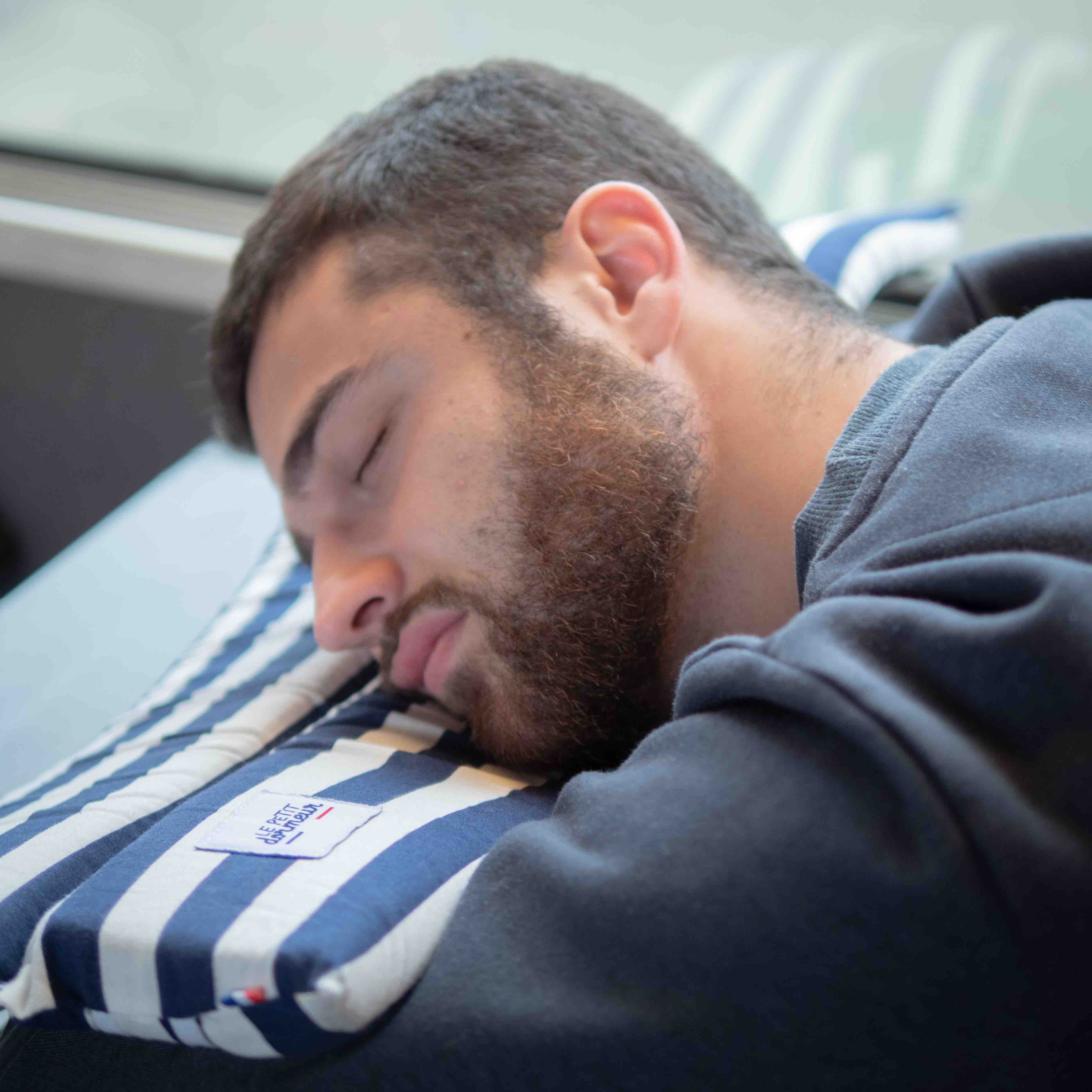 Coussin de voyage Le Petit Dormeur bleu Homme train