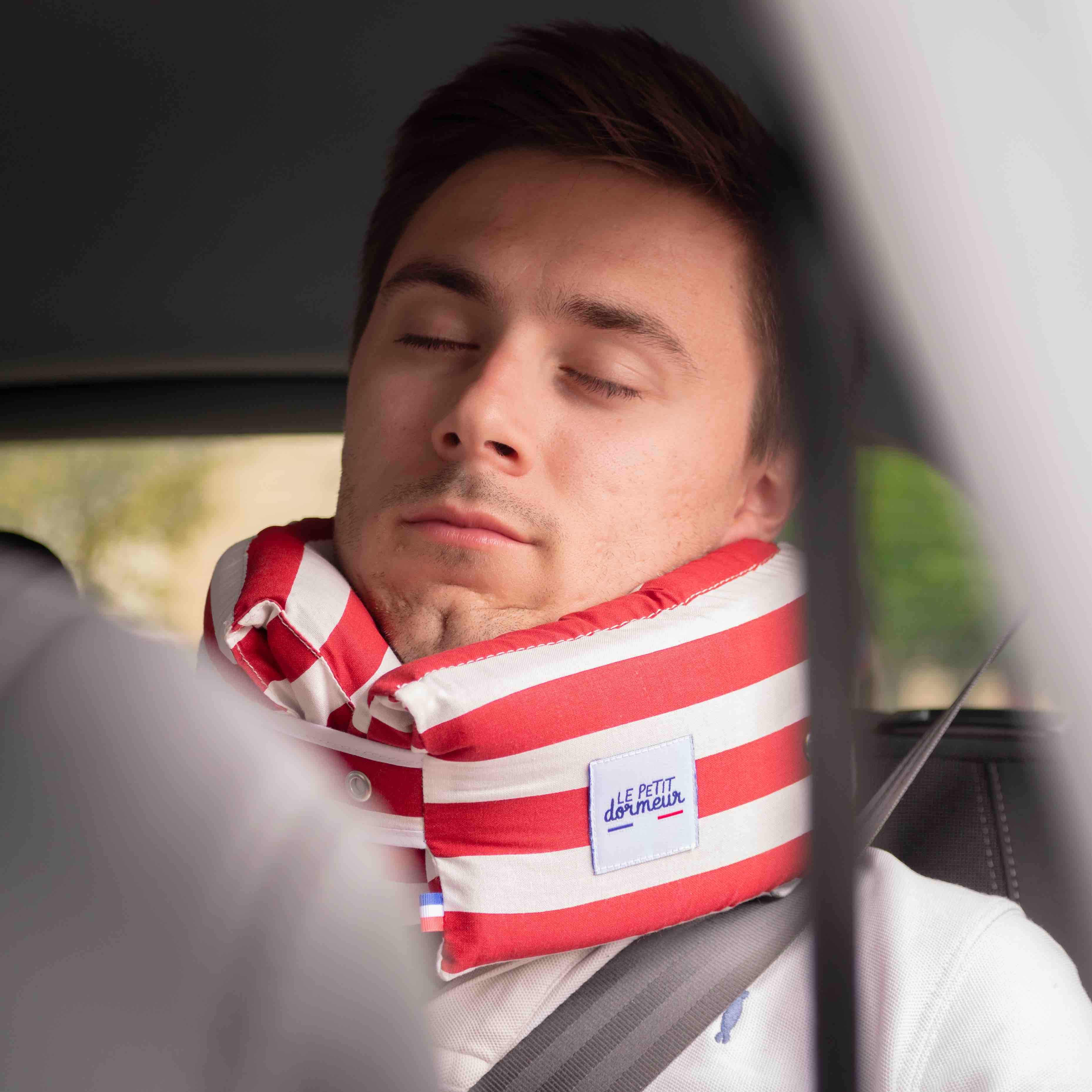 Coussin de voyage Le Petit Dormeur rouge Homme voiture 